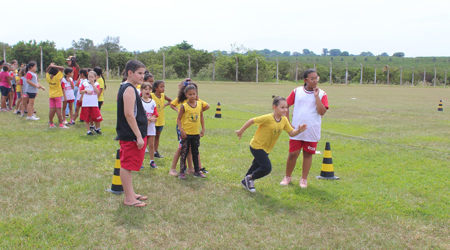 Alunos das escolas municipais participam do projeto “Brincando de Atletismo”